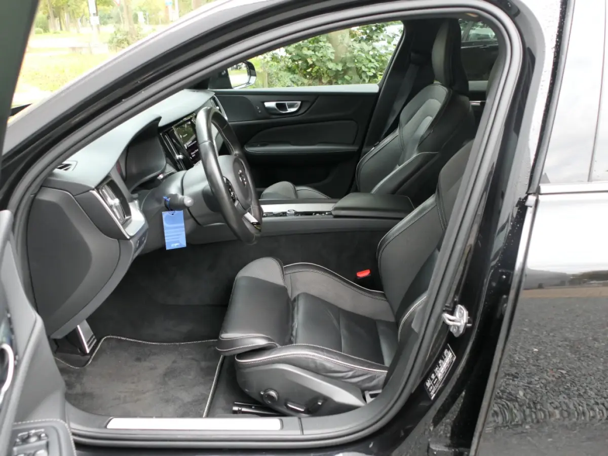 2.0 B4 R-Design Trekhaak / Camera / Apple Carplay