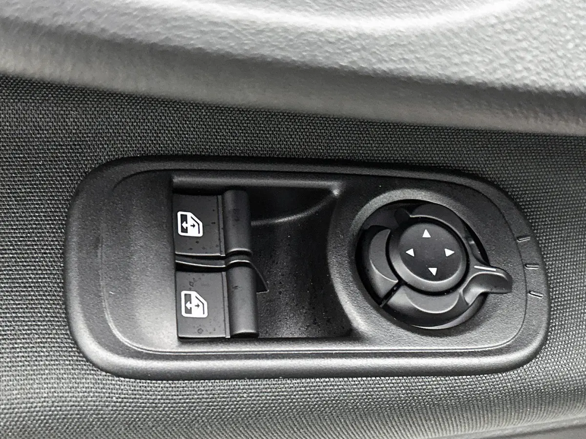 113pk Icon 42 kWh Automaat | Tot 8 Jaar Garantie | Apple Carplay/Android Auto | Airco | 17"LMV | Full-LED |