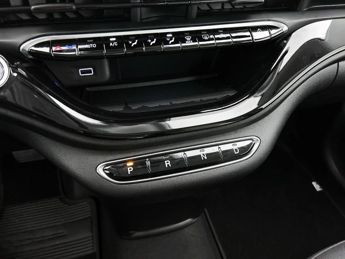 113pk Icon 42 kWh Automaat | Tot 8 Jaar Garantie | Apple Carplay/Android Auto | Airco | 17"LMV | Full-LED |