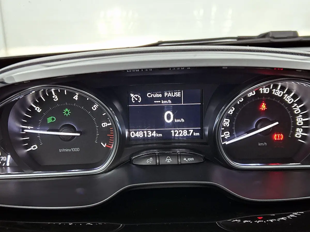 1.2 130pk Blue Lease Allure | Trekhaak | Glazendak | Navigatie | Climate Control | Cruise Control | Camera | 17"LMV |