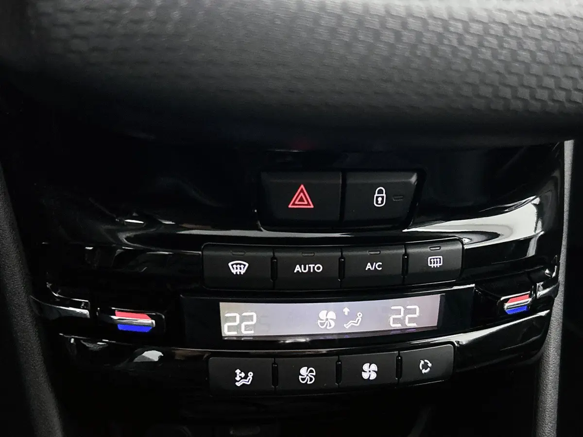 1.2 130pk Blue Lease Allure | Trekhaak | Glazendak | Navigatie | Climate Control | Cruise Control | Camera | 17"LMV |