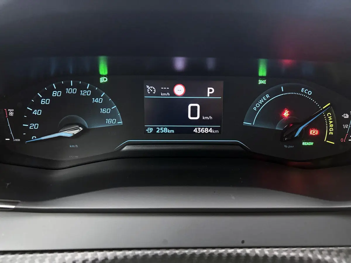 EV 136pk Active 50 kWh Automaat | Apple Carplay/Android Auto | Climate Control | DAB Radio | Cruise Control | LED | Isofix | Bluetooth | Parkeersensoren |