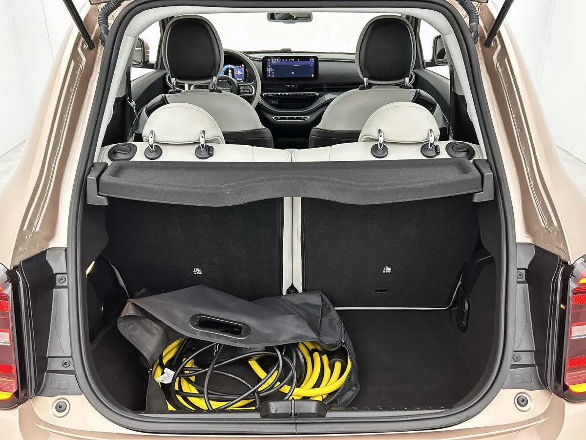 118pk La Prima 42 kWh Automaat | Glazendak | Navigatie | Climate Control | Adaptieve Cruise Control | Stoelverwarming | Achteruitrijcamera | Dodehoekdetectie | 17" Lichtmetalen Velgen | Appl