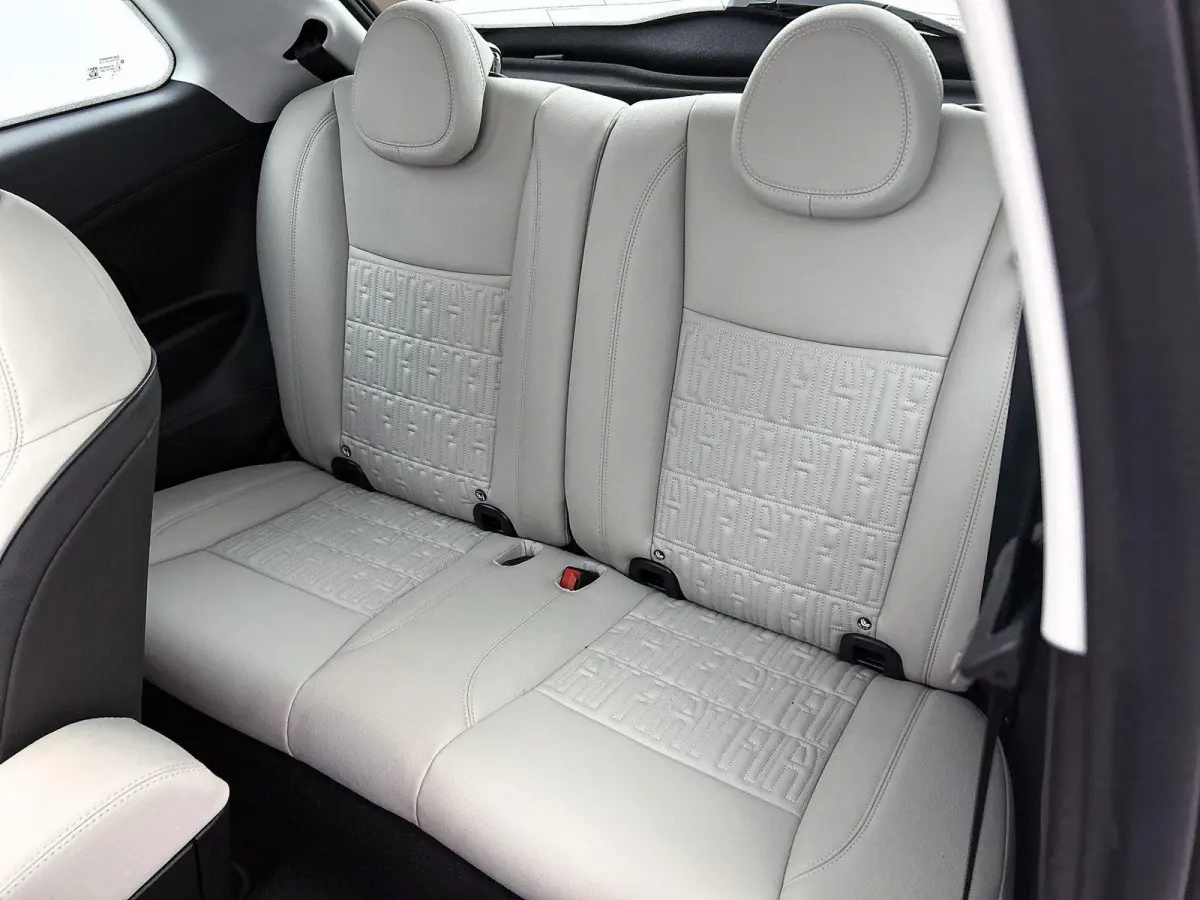 118pk La Prima 42 kWh Automaat | Glazendak | Navigatie | Climate Control | Adaptieve Cruise Control | Stoelverwarming | Achteruitrijcamera | Dodehoekdetectie | 17" Lichtmetalen Velgen | Appl