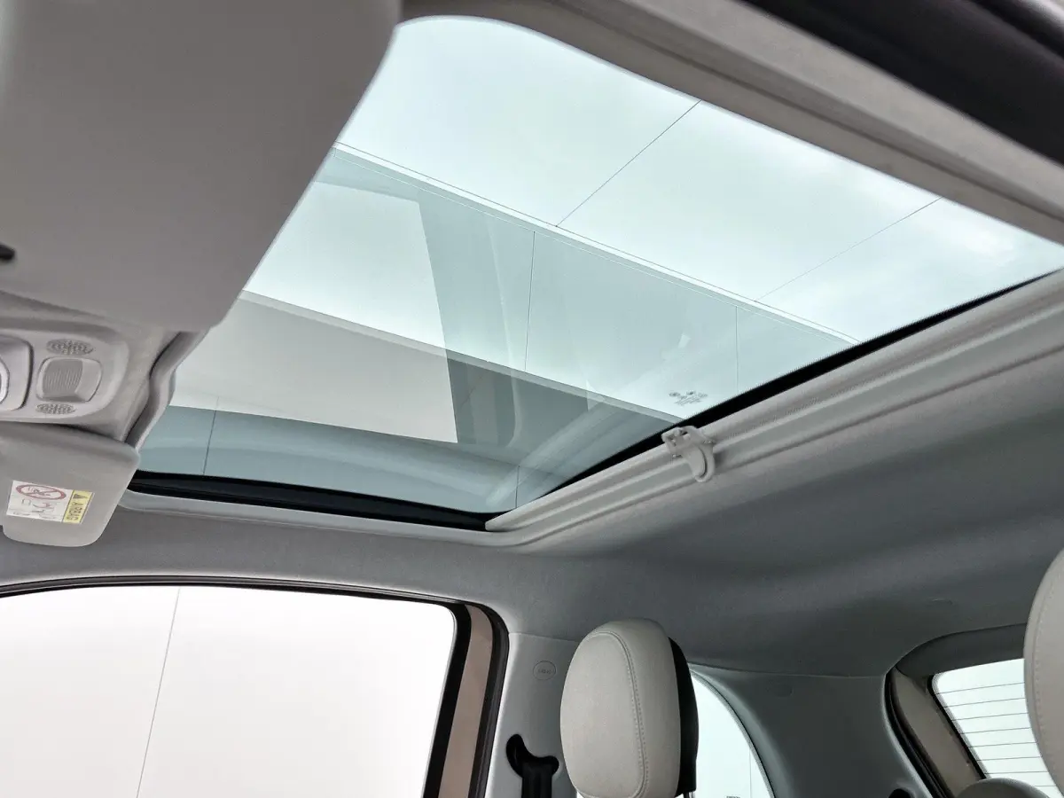 118pk La Prima 42 kWh Automaat | Glazendak | Navigatie | Climate Control | Adaptieve Cruise Control | Stoelverwarming | Achteruitrijcamera | Dodehoekdetectie | 17" Lichtmetalen Velgen | Appl