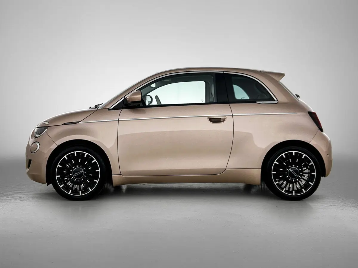 118pk La Prima 42 kWh Automaat | Glazendak | Navigatie | Climate Control | Adaptieve Cruise Control | Stoelverwarming | Achteruitrijcamera | Dodehoekdetectie | 17" Lichtmetalen Velgen | Appl