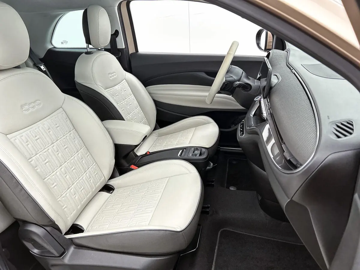 118pk La Prima 42 kWh Automaat | Glazendak | Navigatie | Climate Control | Adaptieve Cruise Control | Stoelverwarming | Achteruitrijcamera | Dodehoekdetectie | 17" Lichtmetalen Velgen | Appl