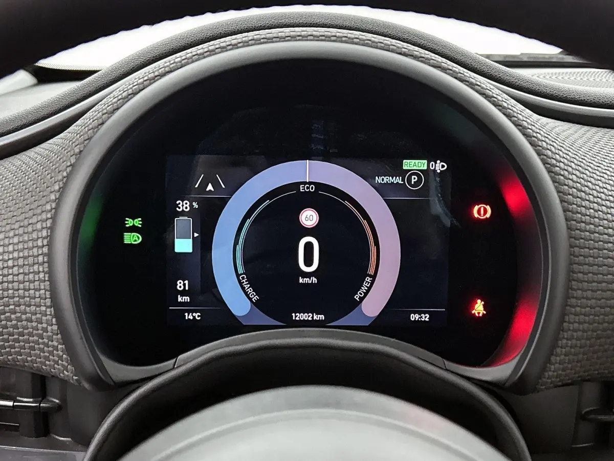 118pk La Prima 42 kWh Automaat | Glazendak | Navigatie | Climate Control | Adaptieve Cruise Control | Stoelverwarming | Achteruitrijcamera | Dodehoekdetectie | 17" Lichtmetalen Velgen | Appl