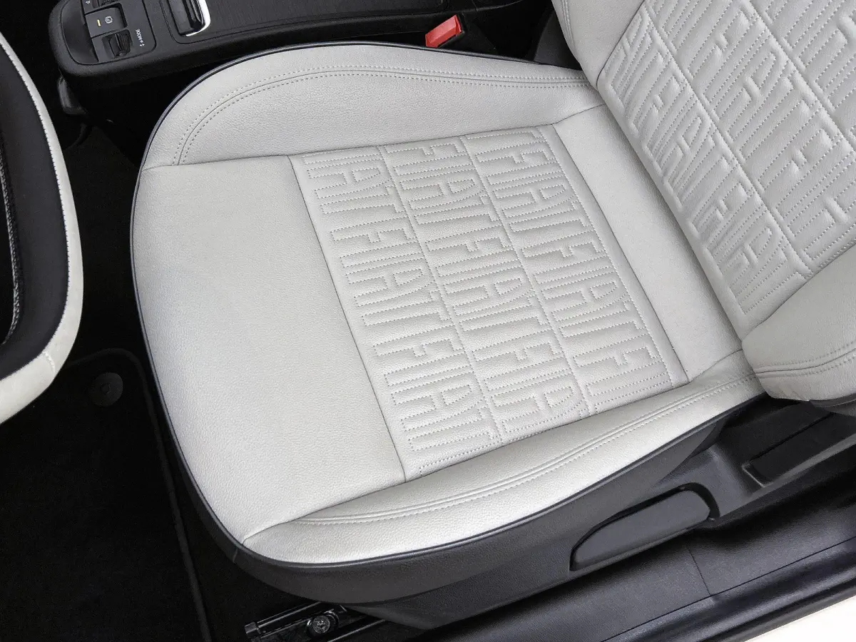 118pk La Prima 42 kWh Automaat | Glazendak | Navigatie | Climate Control | Adaptieve Cruise Control | Stoelverwarming | Achteruitrijcamera | Dodehoekdetectie | 17" Lichtmetalen Velgen | Appl