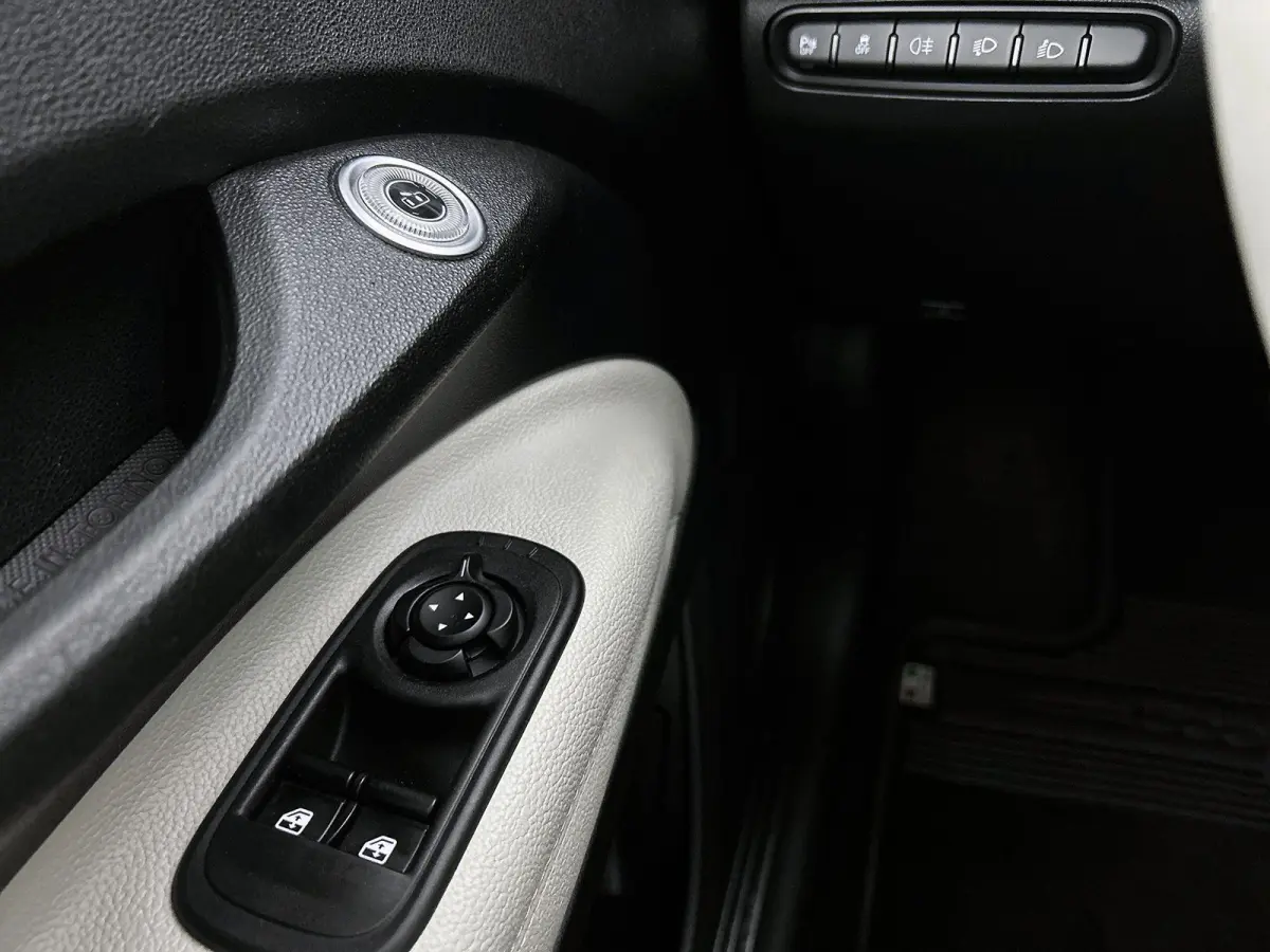 118pk La Prima 42 kWh Automaat | Glazendak | Navigatie | Climate Control | Adaptieve Cruise Control | Stoelverwarming | Achteruitrijcamera | Dodehoekdetectie | 17" Lichtmetalen Velgen | Appl