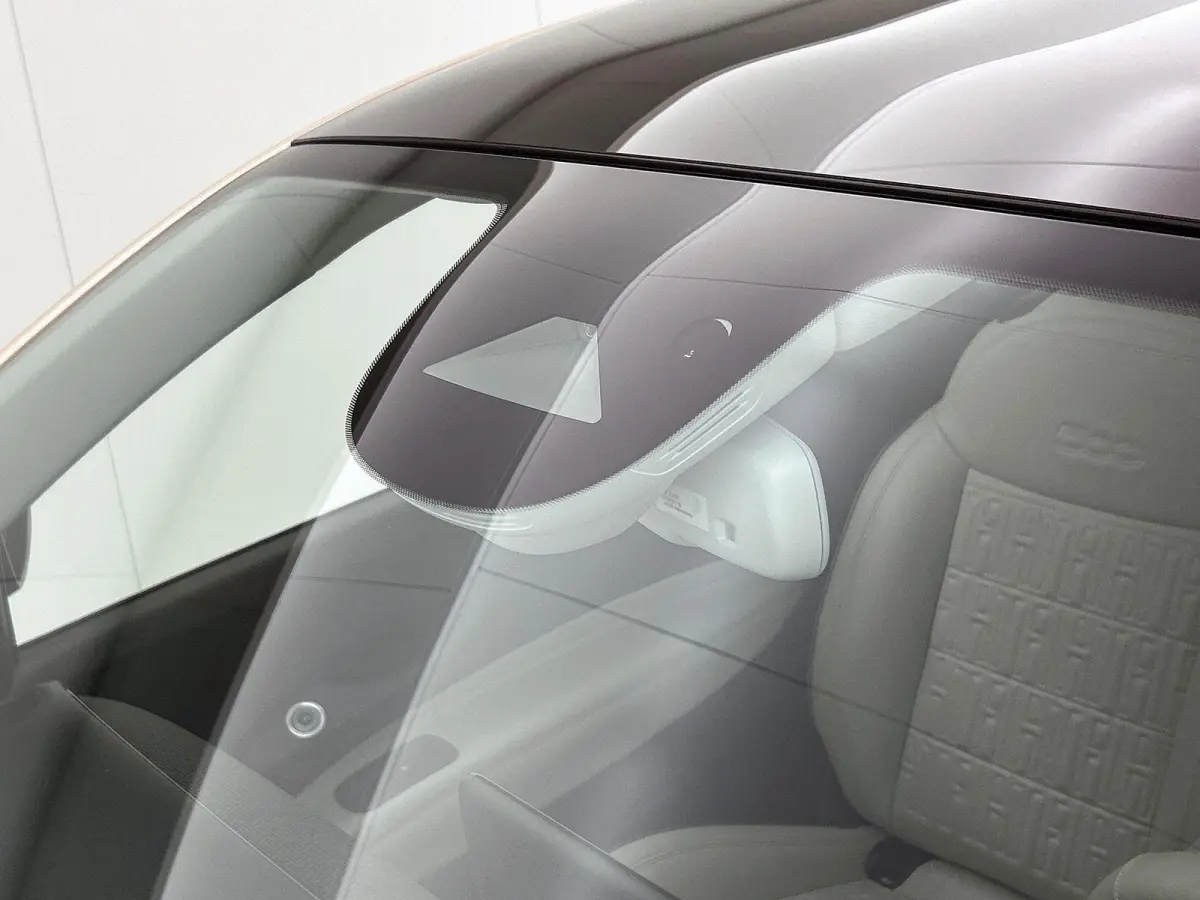 118pk La Prima 42 kWh Automaat | Glazendak | Navigatie | Climate Control | Adaptieve Cruise Control | Stoelverwarming | Achteruitrijcamera | Dodehoekdetectie | 17" Lichtmetalen Velgen | Appl