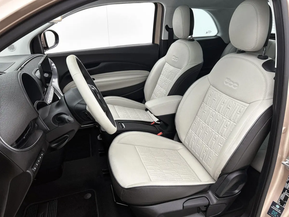 118pk La Prima 42 kWh Automaat | Glazendak | Navigatie | Climate Control | Adaptieve Cruise Control | Stoelverwarming | Achteruitrijcamera | Dodehoekdetectie | 17" Lichtmetalen Velgen | Appl
