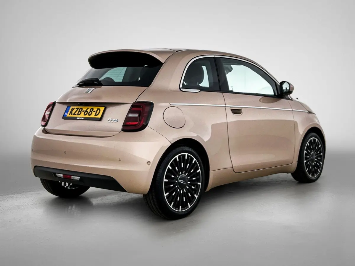 118pk La Prima 42 kWh Automaat | Glazendak | Navigatie | Climate Control | Adaptieve Cruise Control | Stoelverwarming | Achteruitrijcamera | Dodehoekdetectie | 17" Lichtmetalen Velgen | Appl
