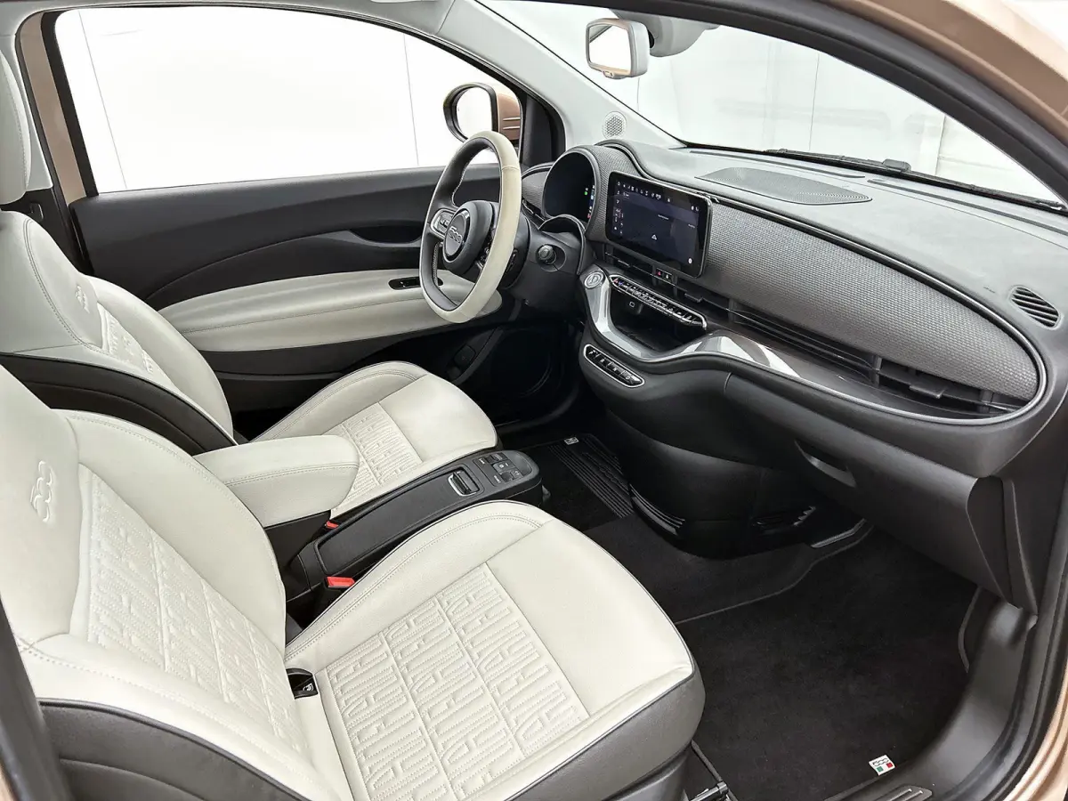 118pk La Prima 42 kWh Automaat | Glazendak | Navigatie | Climate Control | Adaptieve Cruise Control | Stoelverwarming | Achteruitrijcamera | Dodehoekdetectie | 17" Lichtmetalen Velgen | Appl