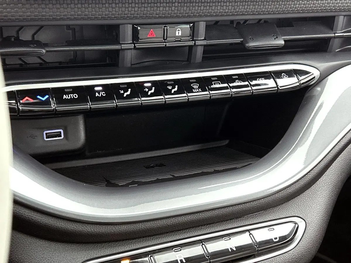 118pk La Prima 42 kWh Automaat | Glazendak | Navigatie | Climate Control | Adaptieve Cruise Control | Stoelverwarming | Achteruitrijcamera | Dodehoekdetectie | 17" Lichtmetalen Velgen | Appl