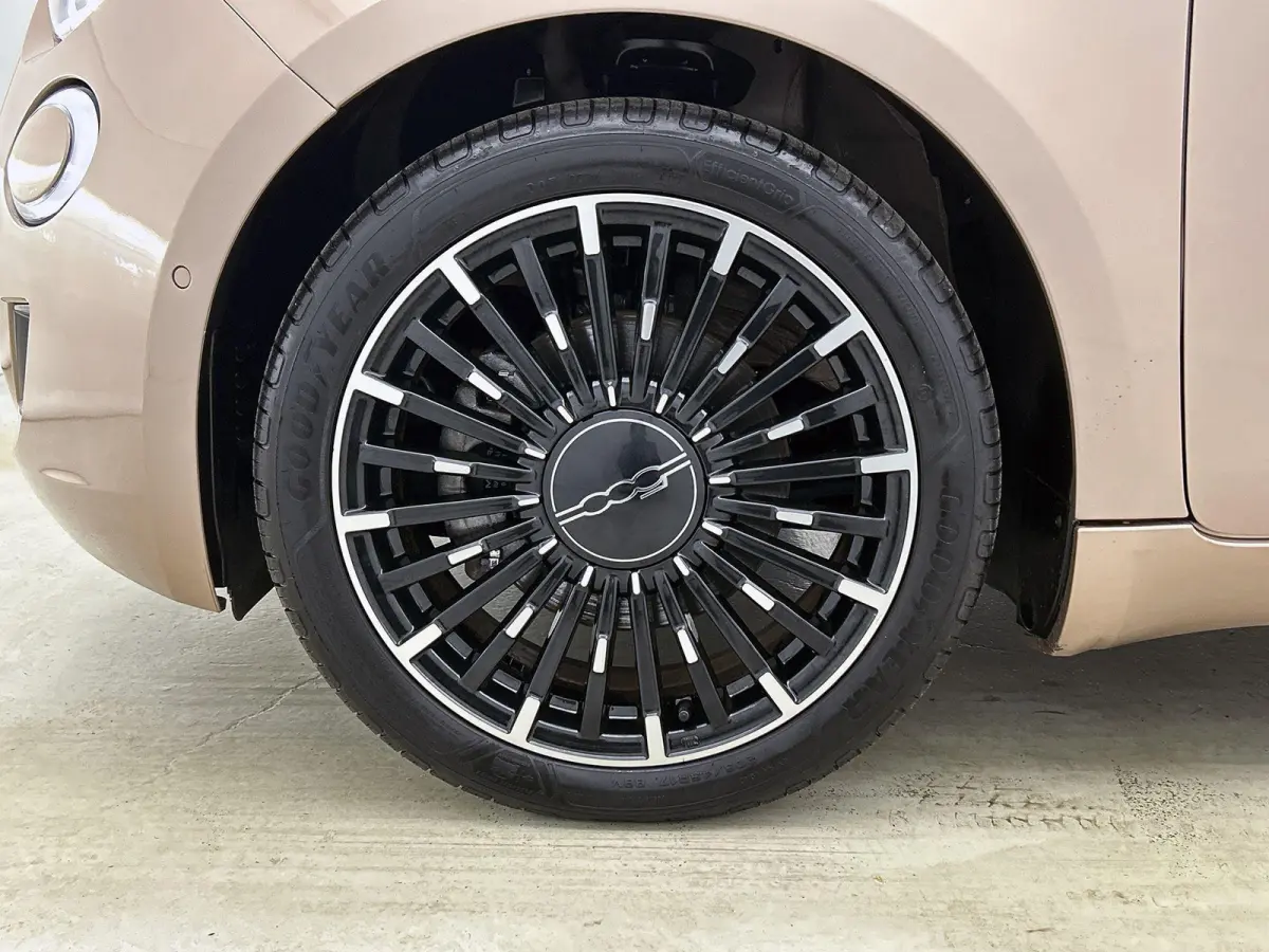 118pk La Prima 42 kWh Automaat | Glazendak | Navigatie | Climate Control | Adaptieve Cruise Control | Stoelverwarming | Achteruitrijcamera | Dodehoekdetectie | 17" Lichtmetalen Velgen | Appl