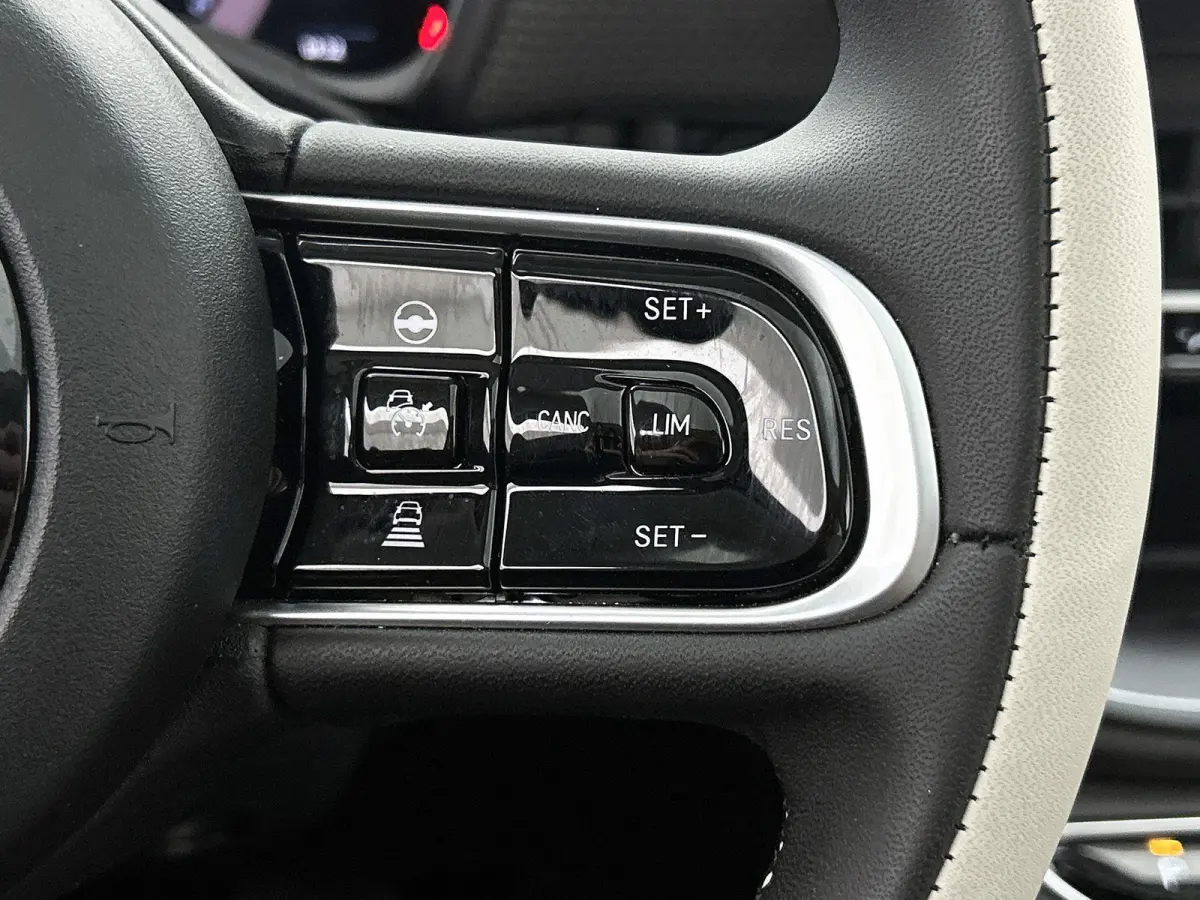 118pk La Prima 42 kWh Automaat | Glazendak | Navigatie | Climate Control | Adaptieve Cruise Control | Stoelverwarming | Achteruitrijcamera | Dodehoekdetectie | 17" Lichtmetalen Velgen | Appl