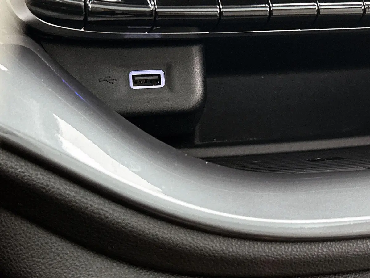 118pk La Prima 42 kWh Automaat | Glazendak | Navigatie | Climate Control | Adaptieve Cruise Control | Stoelverwarming | Achteruitrijcamera | Dodehoekdetectie | 17" Lichtmetalen Velgen | Appl