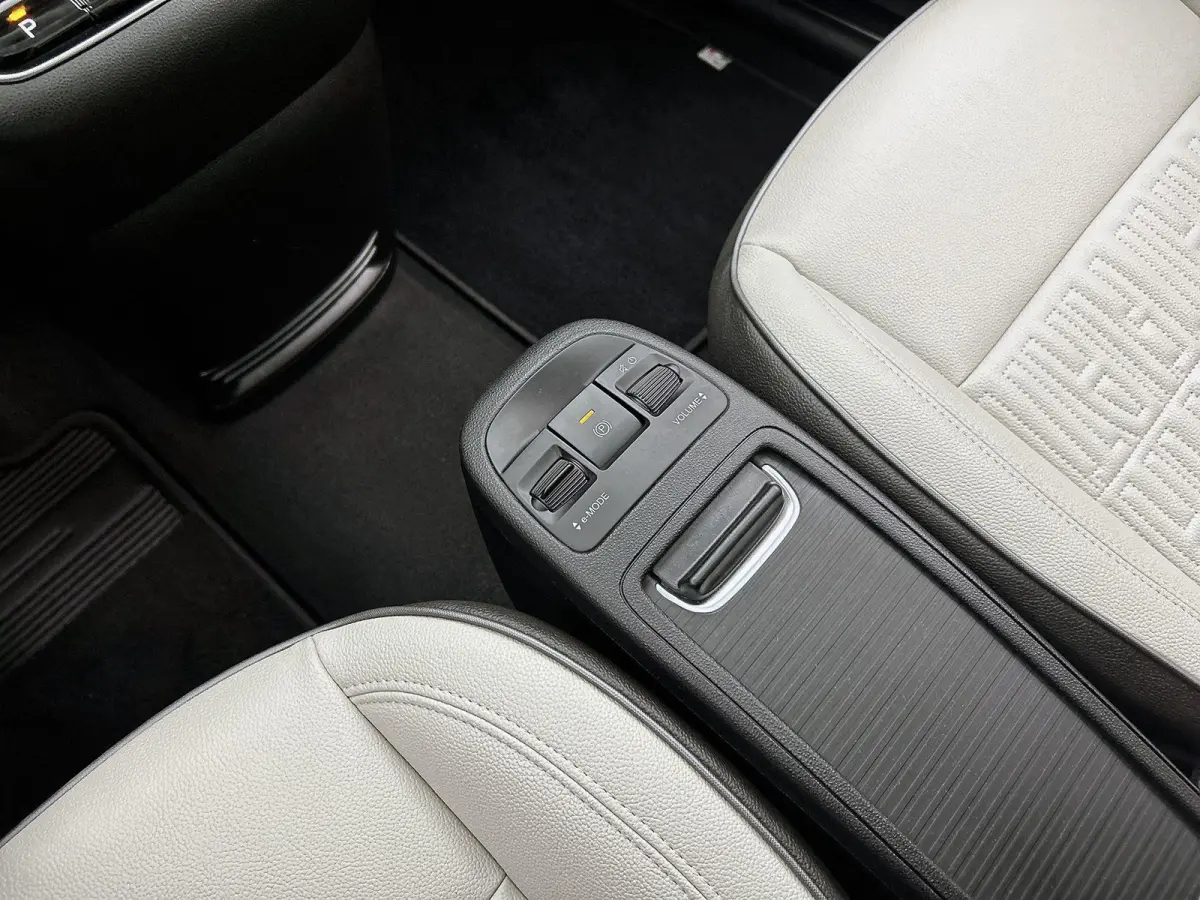 118pk La Prima 42 kWh Automaat | Glazendak | Navigatie | Climate Control | Adaptieve Cruise Control | Stoelverwarming | Achteruitrijcamera | Dodehoekdetectie | 17" Lichtmetalen Velgen | Appl