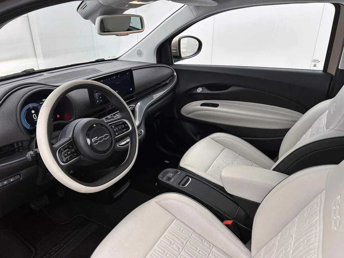 118pk La Prima 42 kWh Automaat | Glazendak | Navigatie | Climate Control | Adaptieve Cruise Control | Stoelverwarming | Achteruitrijcamera | Dodehoekdetectie | 17" Lichtmetalen Velgen | Appl