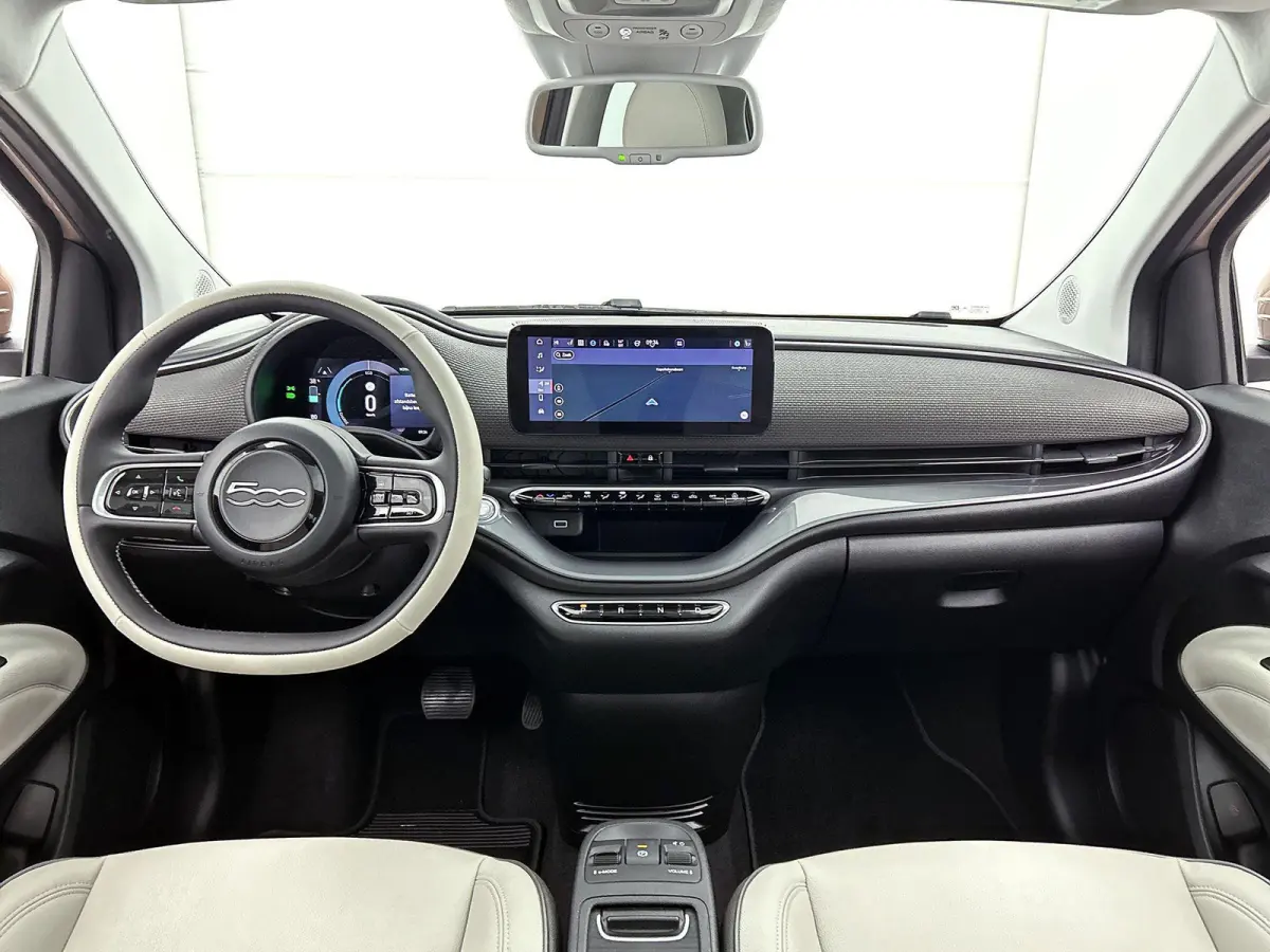 118pk La Prima 42 kWh Automaat | Glazendak | Navigatie | Climate Control | Adaptieve Cruise Control | Stoelverwarming | Achteruitrijcamera | Dodehoekdetectie | 17" Lichtmetalen Velgen | Appl