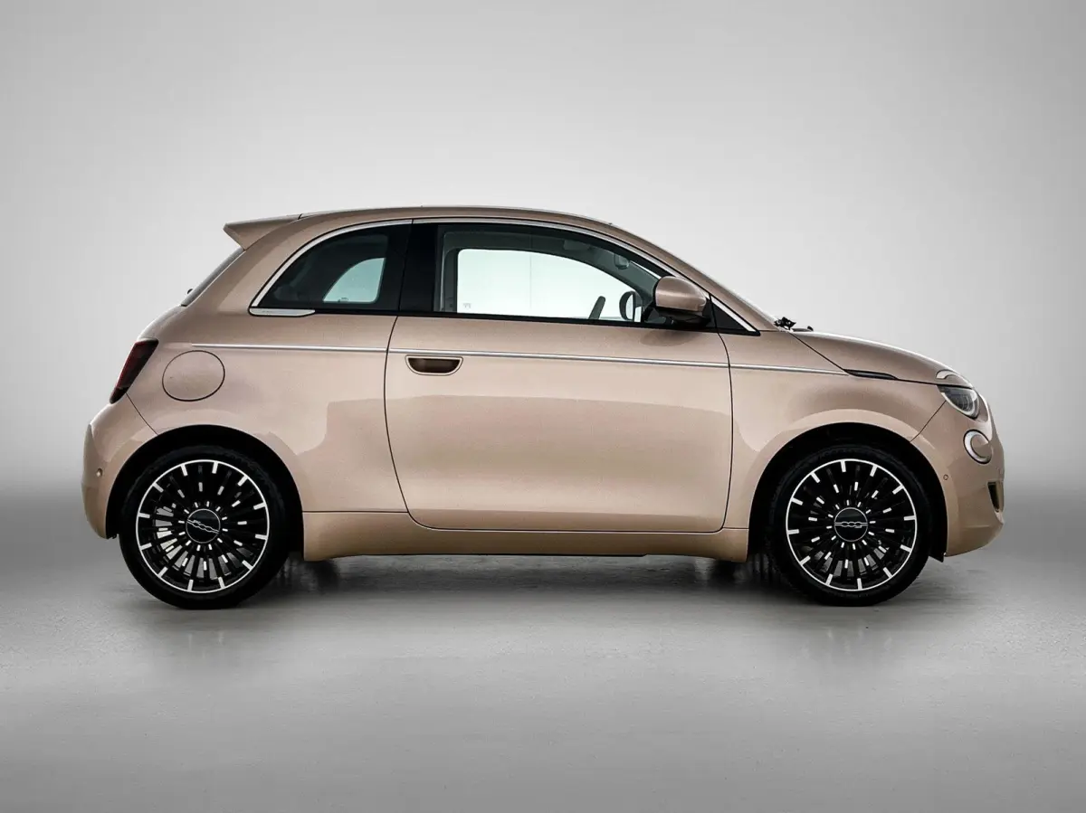 118pk La Prima 42 kWh Automaat | Glazendak | Navigatie | Climate Control | Adaptieve Cruise Control | Stoelverwarming | Achteruitrijcamera | Dodehoekdetectie | 17" Lichtmetalen Velgen | Appl
