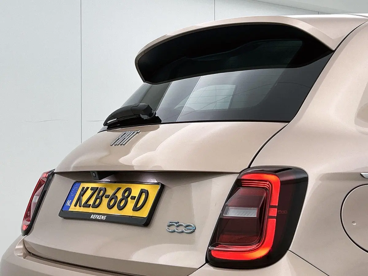 118pk La Prima 42 kWh Automaat | Glazendak | Navigatie | Climate Control | Adaptieve Cruise Control | Stoelverwarming | Achteruitrijcamera | Dodehoekdetectie | 17" Lichtmetalen Velgen | Appl