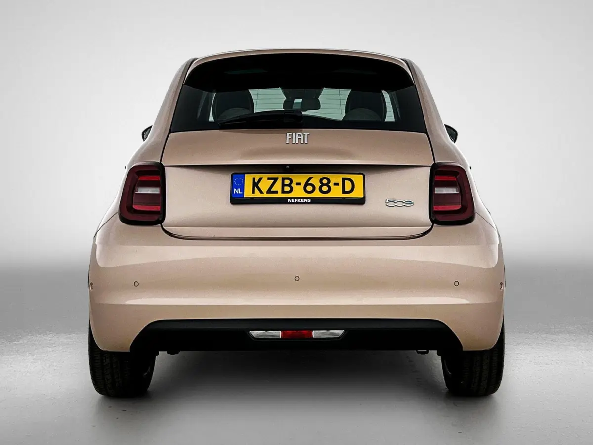 118pk La Prima 42 kWh Automaat | Glazendak | Navigatie | Climate Control | Adaptieve Cruise Control | Stoelverwarming | Achteruitrijcamera | Dodehoekdetectie | 17" Lichtmetalen Velgen | Appl