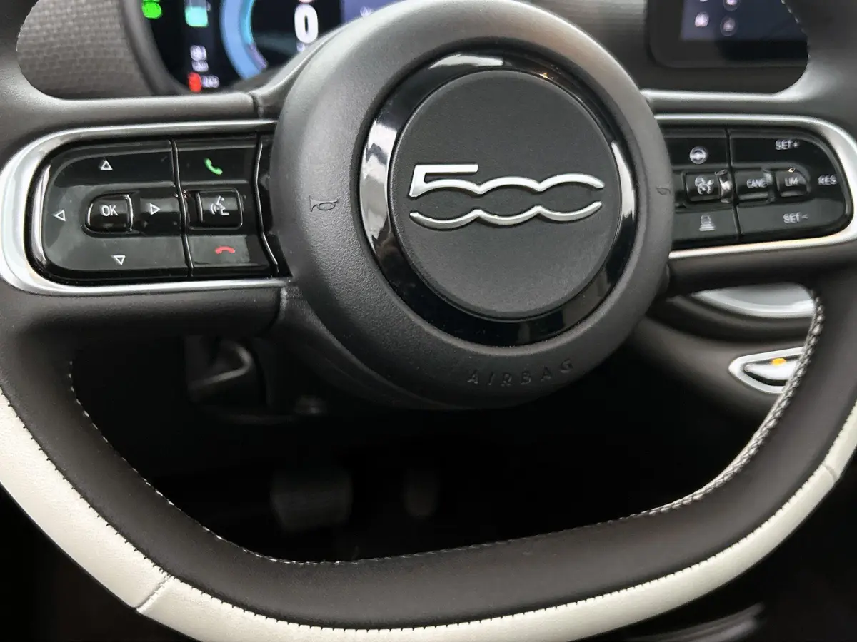 118pk La Prima 42 kWh Automaat | Glazendak | Navigatie | Climate Control | Adaptieve Cruise Control | Stoelverwarming | Achteruitrijcamera | Dodehoekdetectie | 17" Lichtmetalen Velgen | Appl