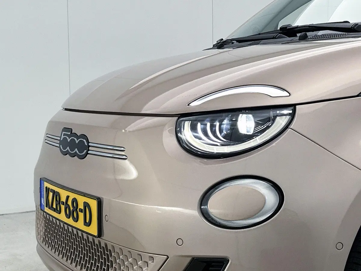 118pk La Prima 42 kWh Automaat | Glazendak | Navigatie | Climate Control | Adaptieve Cruise Control | Stoelverwarming | Achteruitrijcamera | Dodehoekdetectie | 17" Lichtmetalen Velgen | Appl