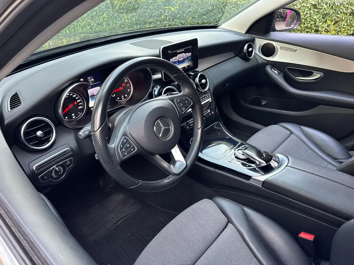 180 Lease Edition | WORDT VERWACHT | ELEKTRISCHE STOELEN | NAVIGATIE | BLUETOOTH | BLIND SPOT | STOELVERWARMING |