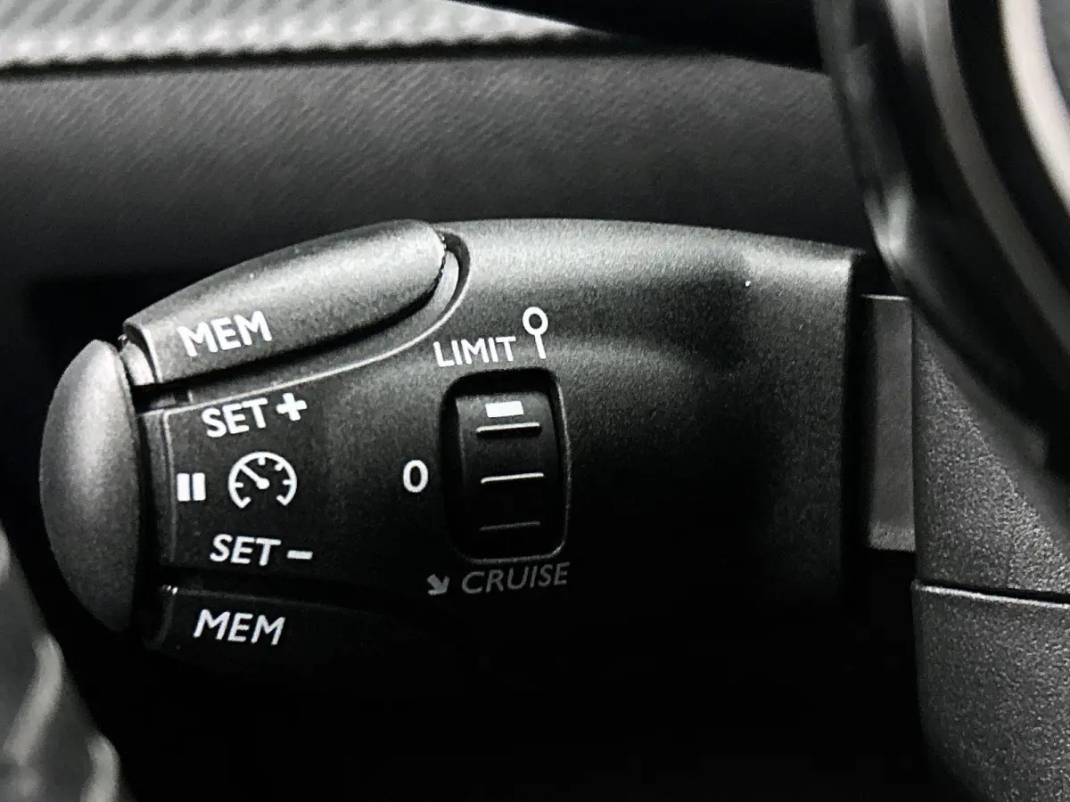 136pk EV Allure Pack 50 kWh Automaat | Achteruitrijcamera | Climate Control | Cruise Control | Parkeersensoren | Stoelverwarming | Stof/kunstleder | Keyless | Apple Carplay / Android Auto | 
