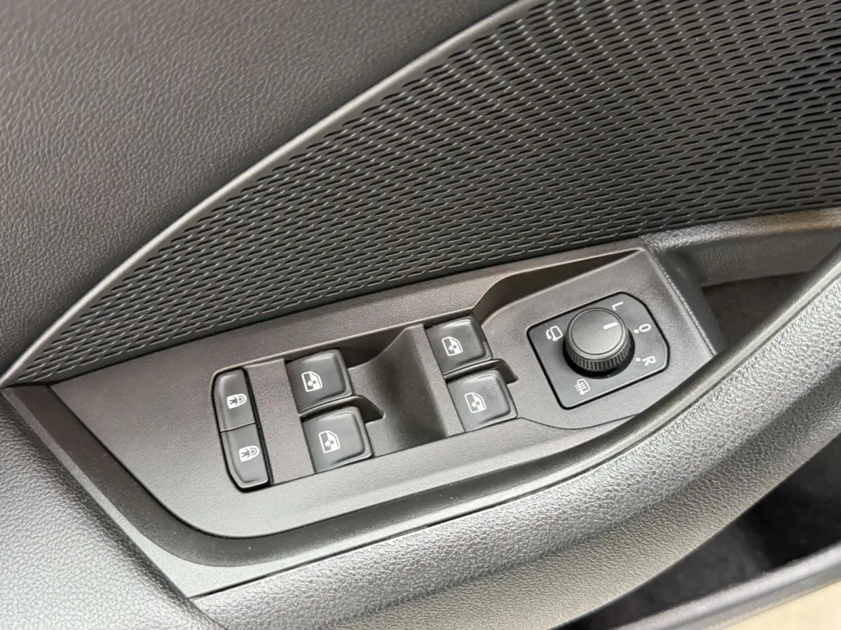 1.0 TSI Business Edition Plus Apple CarPlay/Android Auto | Cruise & climate control | Dode hoek detectie | LED koplampen | Navigatiesysteem | Stoel en stuurwielverwarming | Parkeersensoren v