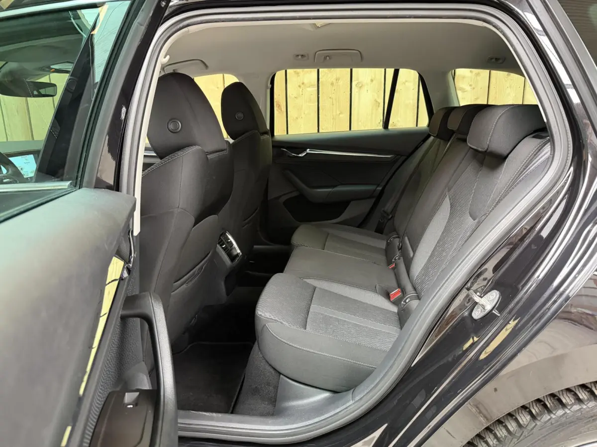 1.0 TSI Business Edition Plus Apple CarPlay/Android Auto | Cruise & climate control | Dode hoek detectie | LED koplampen | Navigatiesysteem | Stoel en stuurwielverwarming | Parkeersensoren v