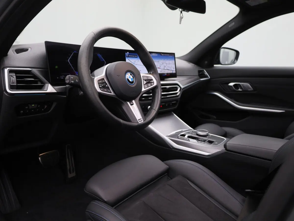 320e | WORDT VERWACHT | M SPORTPAKKET | PANORAMADAK | HARMAN KARDON | STUUR- EN STOELVERWARMING | ACHTERUITRIJCAMERA |
