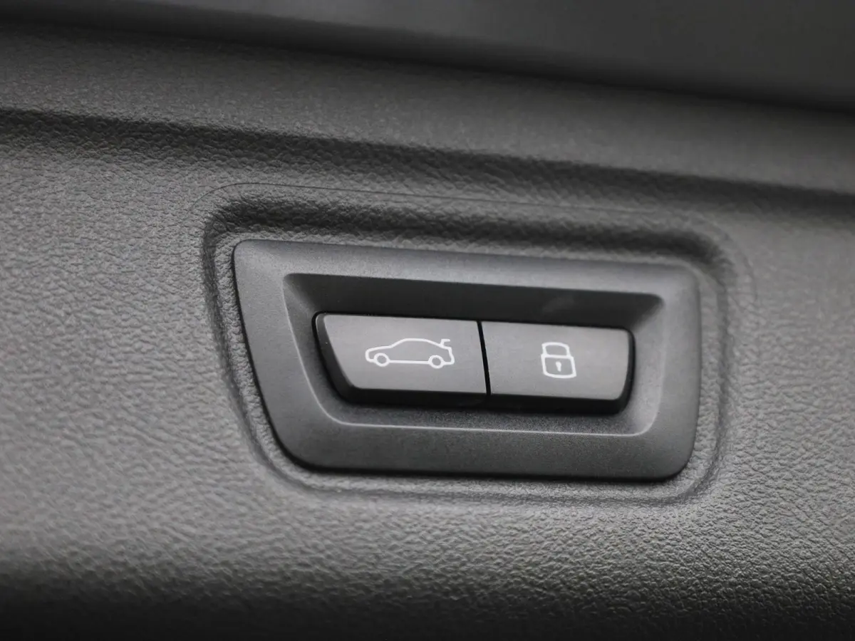 320e | WORDT VERWACHT | M SPORTPAKKET | PANORAMADAK | HARMAN KARDON | STUUR- EN STOELVERWARMING | ACHTERUITRIJCAMERA |