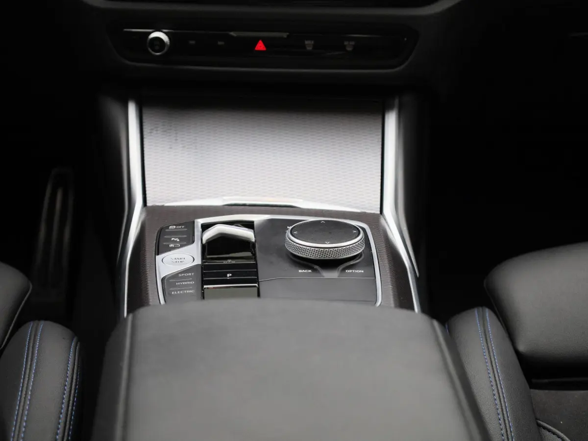 320e | WORDT VERWACHT | M SPORTPAKKET | PANORAMADAK | HARMAN KARDON | STUUR- EN STOELVERWARMING | ACHTERUITRIJCAMERA |