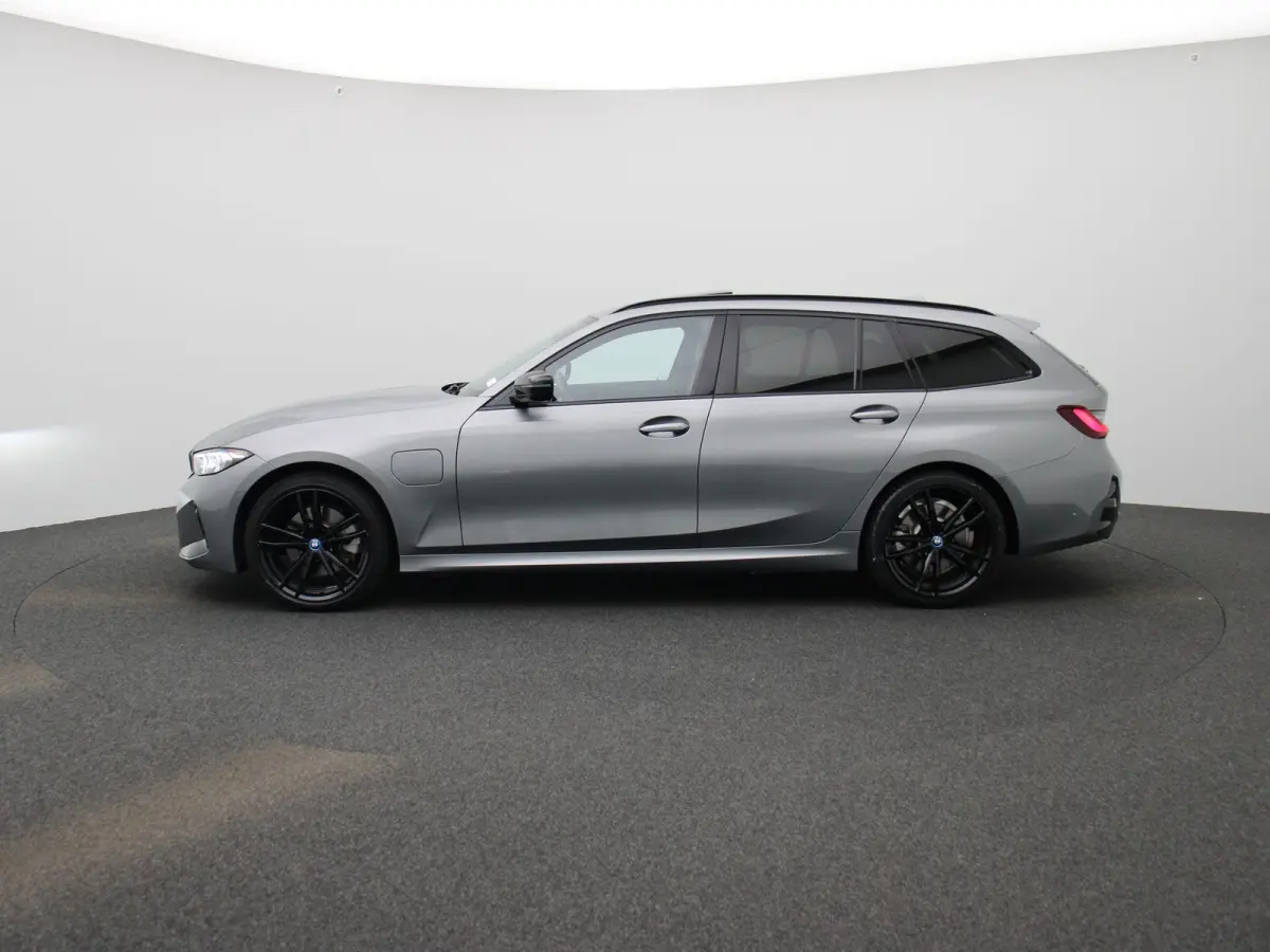 320e | WORDT VERWACHT | M SPORTPAKKET | PANORAMADAK | HARMAN KARDON | STUUR- EN STOELVERWARMING | ACHTERUITRIJCAMERA |