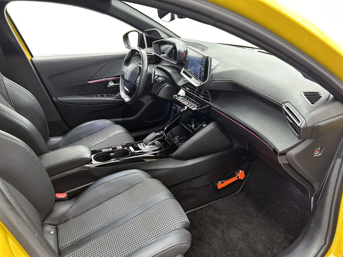 1.2 130pk GT-Line Automaat | Glazendak | Navigatie | Adaptieve Cruise Control | Climate Control | Achteruitrijcamera | 17"LMV | LED | Apple Carplay/Android Auto |