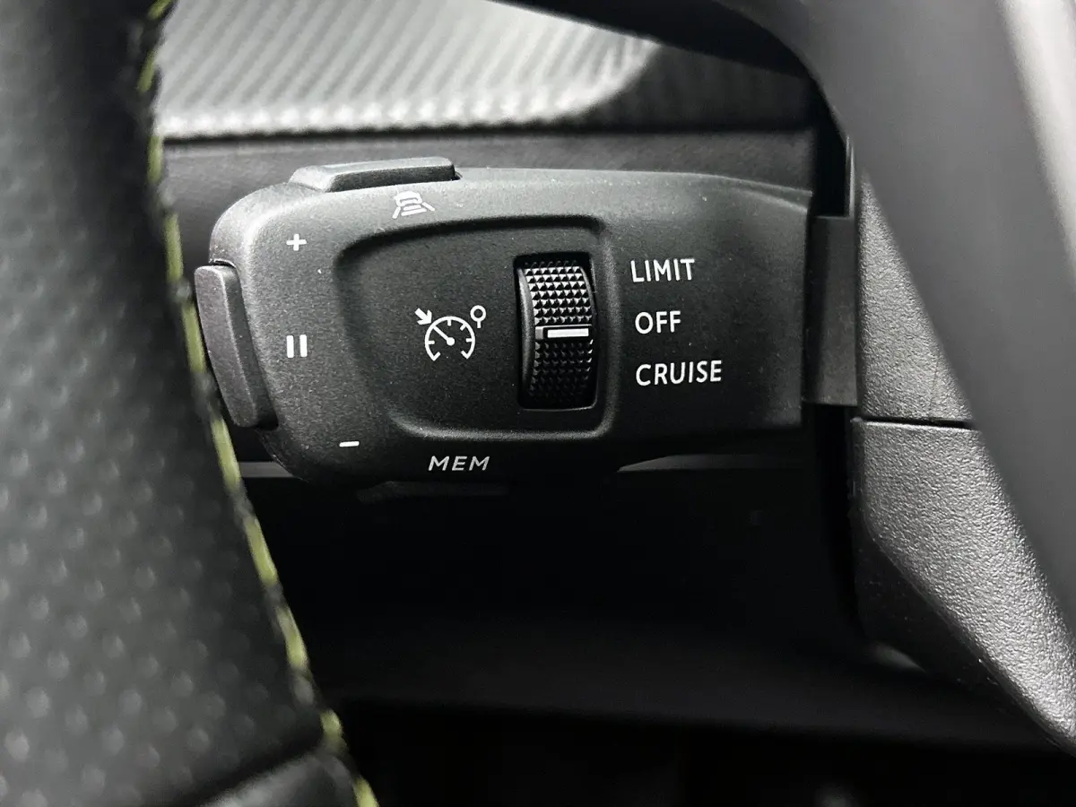 1.2 130pk GT-Line Automaat | Glazendak | Navigatie | Adaptieve Cruise Control | Climate Control | Achteruitrijcamera | 17"LMV | LED | Apple Carplay/Android Auto |