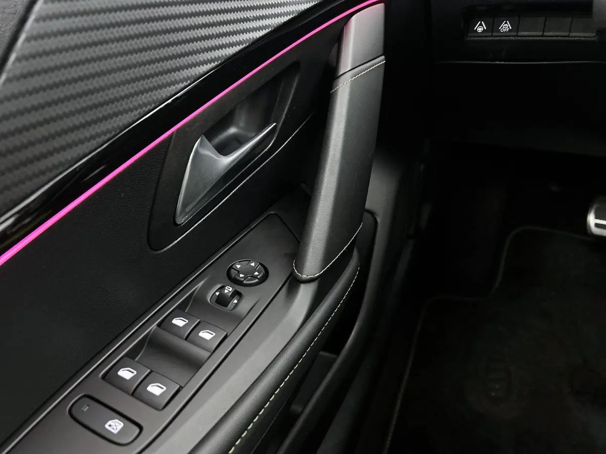 1.2 130pk GT-Line Automaat | Glazendak | Navigatie | Adaptieve Cruise Control | Climate Control | Achteruitrijcamera | 17"LMV | LED | Apple Carplay/Android Auto |