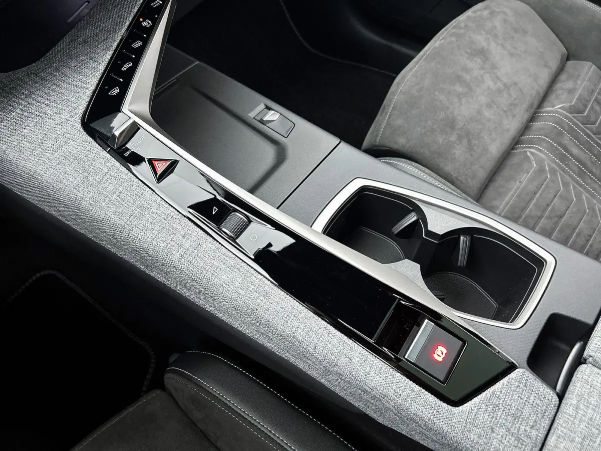 GT Avantage 210pk 73 kWh Automaat | Tot 8 Jaar Garantie | Schuif-/kanteldak | Elektrisch Verstelb. Bestuurdersstoel | Focal-Geluidssysteem | Drive Assist Plus Pack | 3 Fase | Warmtepomp | El