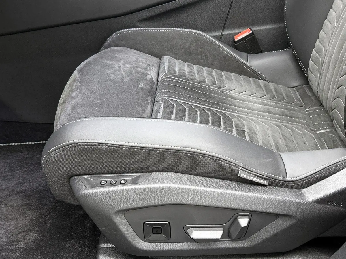 GT Avantage 210pk 73 kWh Automaat | Tot 8 Jaar Garantie | Schuif-/kanteldak | Elektrisch Verstelb. Bestuurdersstoel | Focal-Geluidssysteem | Drive Assist Plus Pack | 3 Fase | Warmtepomp | El