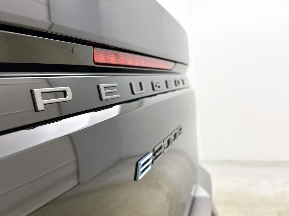 GT Avantage 210pk 73 kWh Automaat | Tot 8 Jaar Garantie | Schuif-/kanteldak | Elektrisch Verstelb. Bestuurdersstoel | Focal-Geluidssysteem | Drive Assist Plus Pack | 3 Fase | Warmtepomp | El