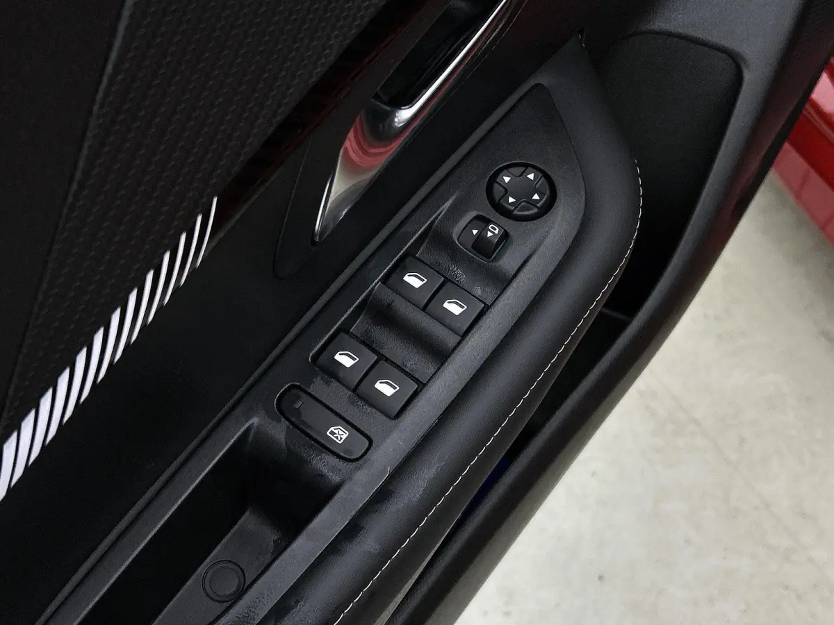 1.2 Hybrid 110pk Allure Automaat | Navigatie | Camera | Cruise Control | 16"LMV | Apple Carplay/Android Auto | Parkeersensoren |