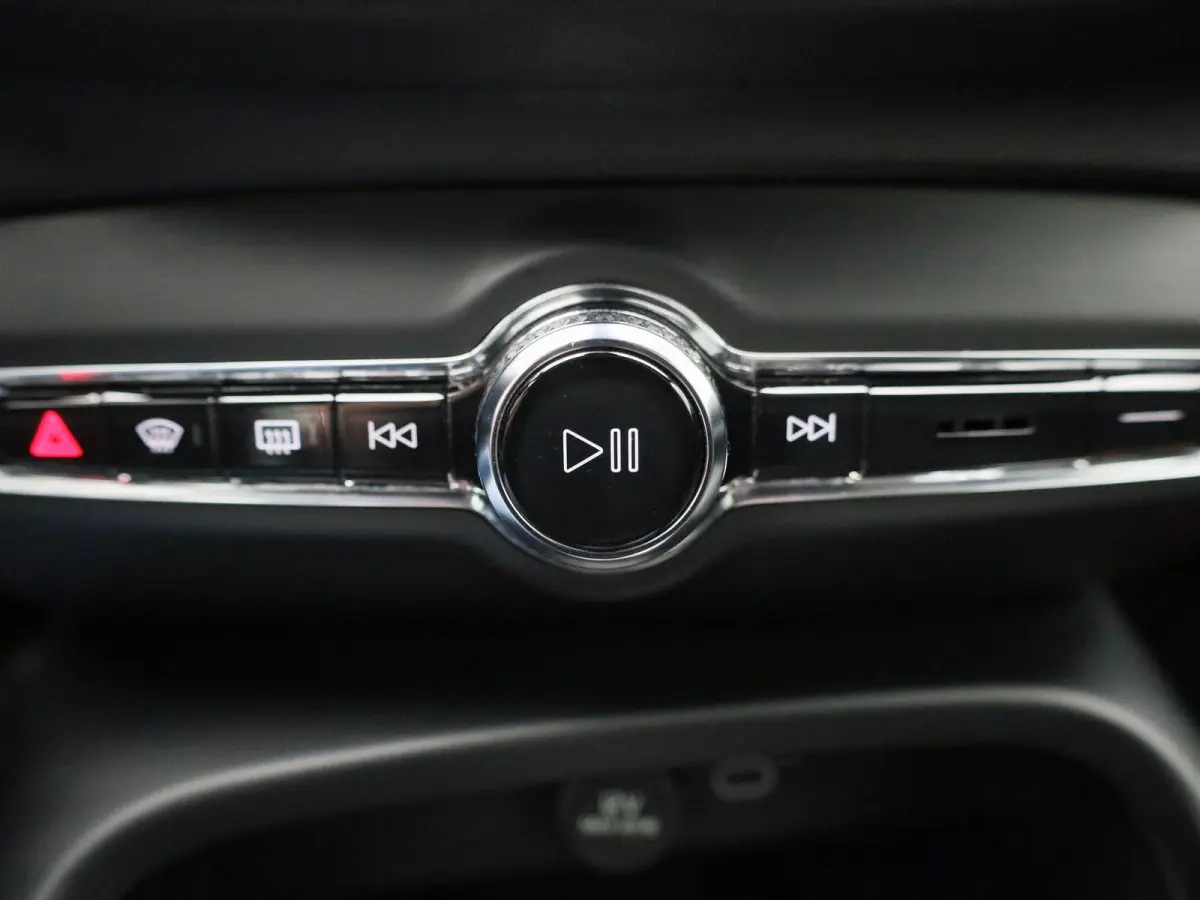 Core 70 kWh | Automaat | Apple Carplay / Android Auto | Virtual Cockpit | Achteruitrijcamera | Climate Control | Cruise Control | Bluetooth | Lichtmetalen Velgen |