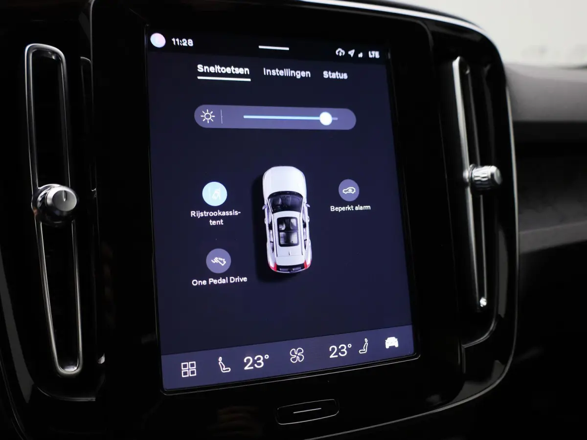 Core 70 kWh | Automaat | Apple Carplay / Android Auto | Virtual Cockpit | Achteruitrijcamera | Climate Control | Cruise Control | Bluetooth | Lichtmetalen Velgen |