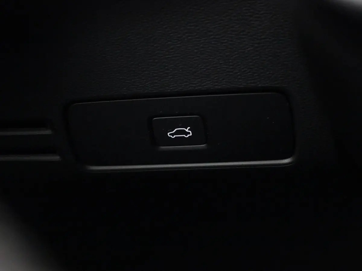 Core 70 kWh | Automaat | Apple Carplay / Android Auto | Virtual Cockpit | Achteruitrijcamera | Climate Control | Cruise Control | Bluetooth | Lichtmetalen Velgen |