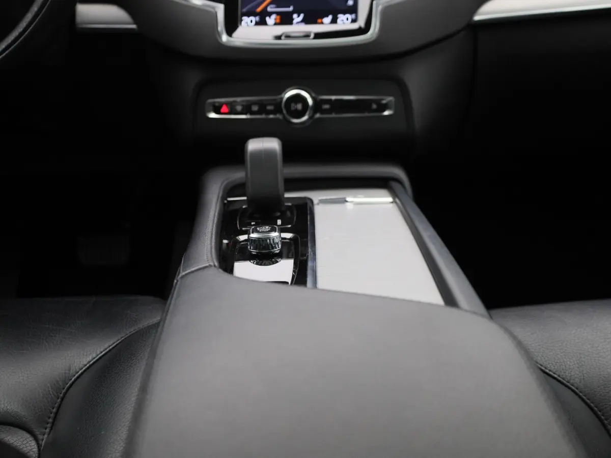 2.0 T8 4WD Geartronic Momentum Pro 7-ZITTER | PANORAMADAK | ELEKTRISCHE ACHTERKLEP | BLUETOOTH | ACHTERUITRIJCAMERA | TREKHAAK | LEDER |