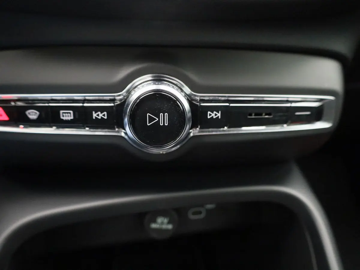 Core | Automaat | Apple Carplay / Android Auto | Virtual Cockpit | Achteruitrijcamera | Climate Control | Cruise Control | Bluetooth | Lichtmetalen Velgen |